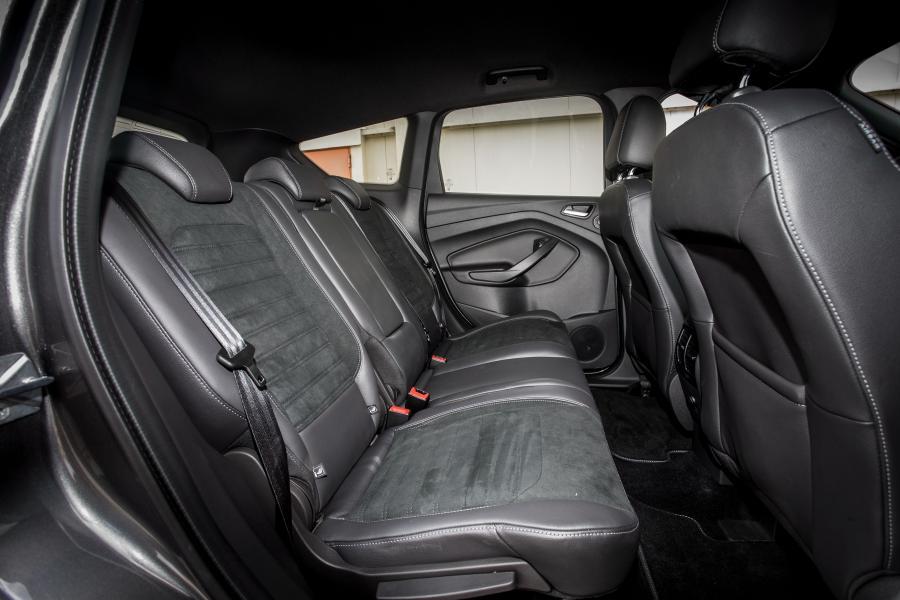 Интерьер Ford Kuga ST-Line 2016 года  (фото 7 из 32)